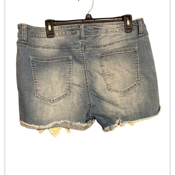 Tinseltown Women's Distressed Denim Shorts with Lace Trim size 15 - Picture 2 of 6